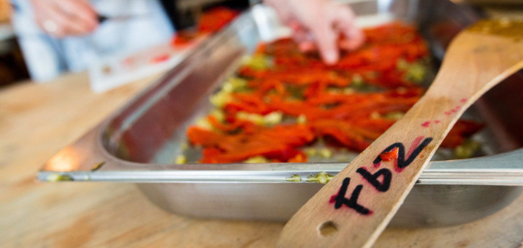 bac gastro avec poivrons et spatule